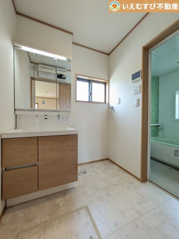 熊谷市上江袋　中古戸建の独立洗面台|3面ミラーの後ろは収納スペースを完備
生活感のあるものは隠して、スッキリシンプルな洗面台に！清潔感のある空間♪