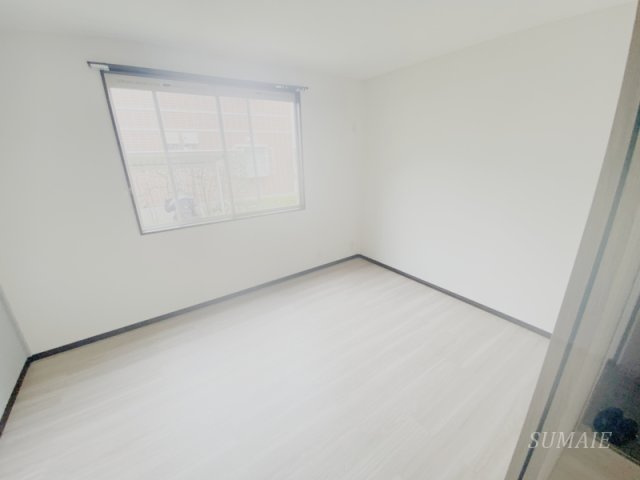 グローバルシティ参番館の洋室|白基調の明るいお部屋です！