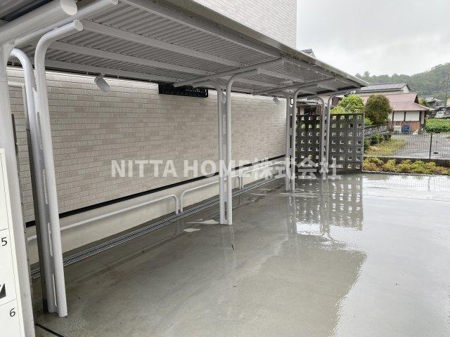 フォルトゥーナ西岡屋Ⅱのエントランス|屋根付きの駐輪場は無料です◎