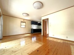 高知市杉井流　中古戸建ての居間・リビング
