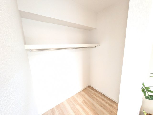 日立市相賀町　2期　新築戸建ての収納|大容量のウォークインクローゼット。衣類はもちろん、スーツケースや季節の家電もまとめて収納でき、居室空間をすっきりと保ちます。