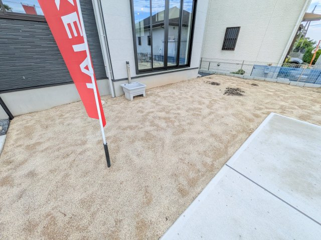 日立市相賀町　2期　新築戸建ての庭|リビングに明るい光を届ける広々とした南庭。
お子様の遊び場やペットのスペースとしても最適です。
室内外で心地よい暮らしが叶います。