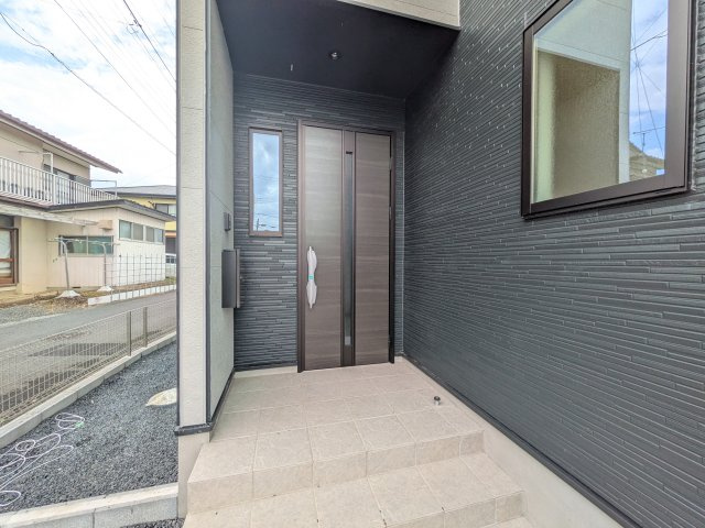 日立市相賀町　2期　新築戸建ての玄関|お洒落な玄関ドアと洗練された外壁デザイン。家の顔にふさわしい上質な佇まいで、ご家族やお客様を迎えます。