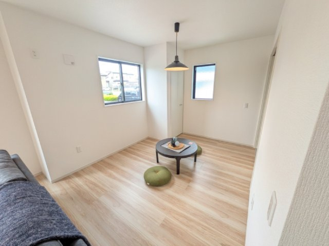 日立市相賀町　2期　新築戸建ての洋室|リビングと繋がる多目的スペース。日当たりも良好です♪