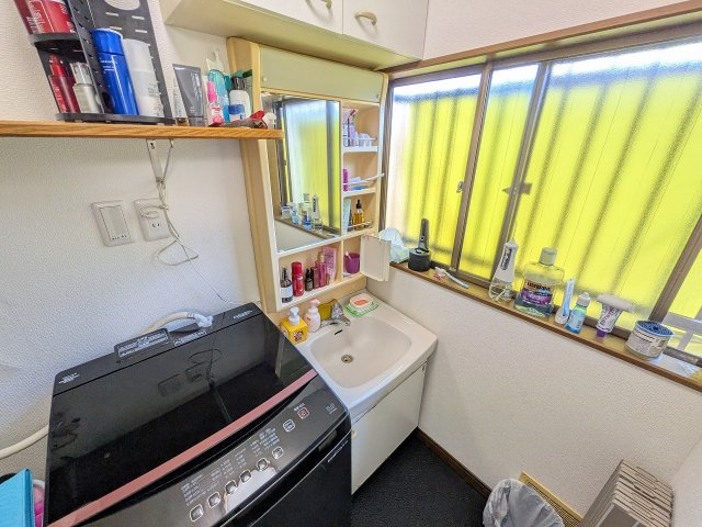八王子市　川口町　中古戸建て（5LDK）の独立洗面台|～窓付きで明るく風通しの良い脱衣所です～