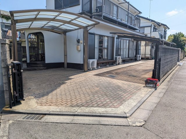 八王子市　川口町　中古戸建て（5LDK）の駐車場|～カースペースは4台分、3台分にカーポート付き～
