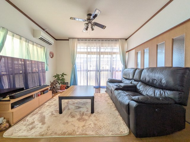 八王子市　川口町　中古戸建て（5LDK）の居間・リビング|～明るいリビングで素敵な団らんを～
