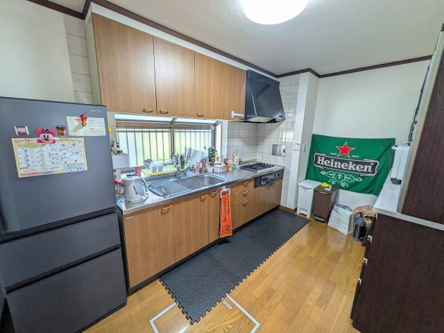 八王子市　川口町　中古戸建て（5LDK）のキッチン|～流し前には窓があり明るい家事時間を～