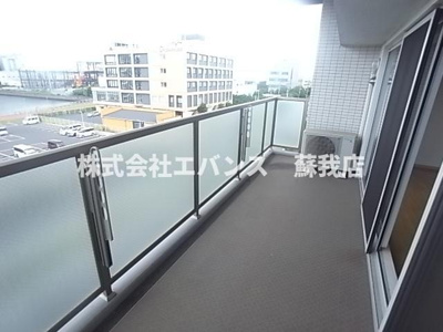 【バルコニー】 | エコロジー千葉みなとレジデンス | 暖かな日差しのふりそそぐバルコニー