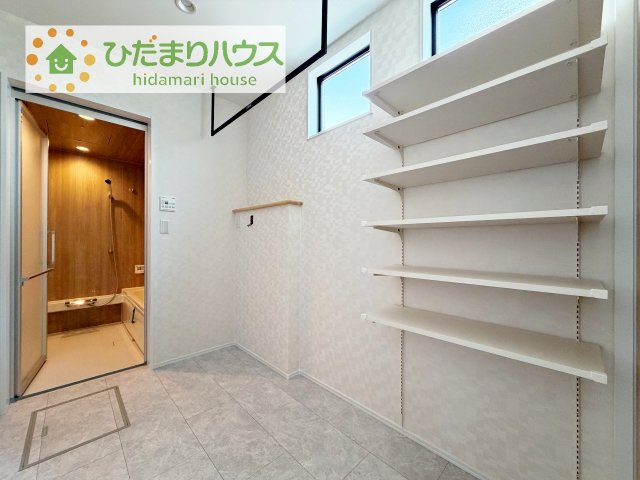 【独立洗面台】 | 牛久市中央1丁目　新築戸建　1号棟 | ゆったりとした洗面所で、忙しい朝の支度もストレスなくできますね♪