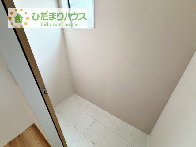 【トイレ】 | 牛久市中央1丁目　新築戸建　1号棟 | 小窓が付いているので、トイレも明るい空間になっております♪