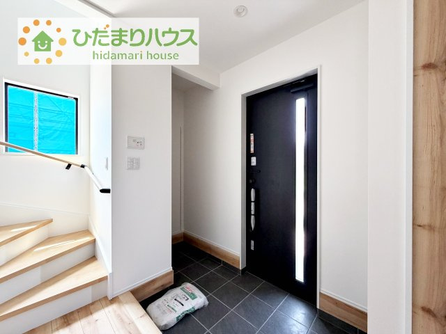 【玄関】 | 牛久市中央1丁目　新築戸建　1号棟 | 小窓が付いているドアなので明るいスペースになっています♪