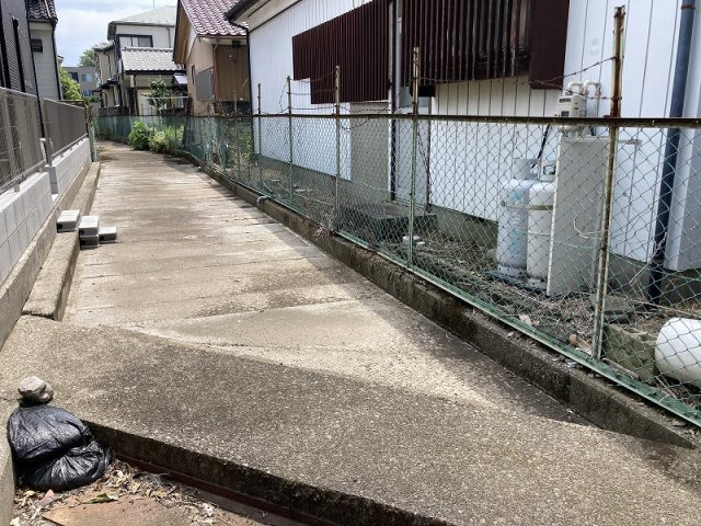 鴻巣市松原２丁目　売地の周辺|北側の水路