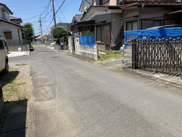 鴻巣市松原２丁目　売地の前面道路含む現地写真