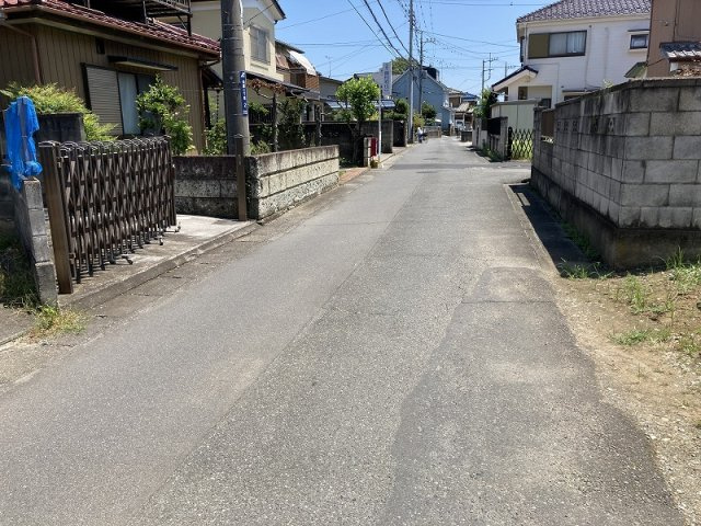 鴻巣市松原２丁目　売地の前面道路含む現地写真