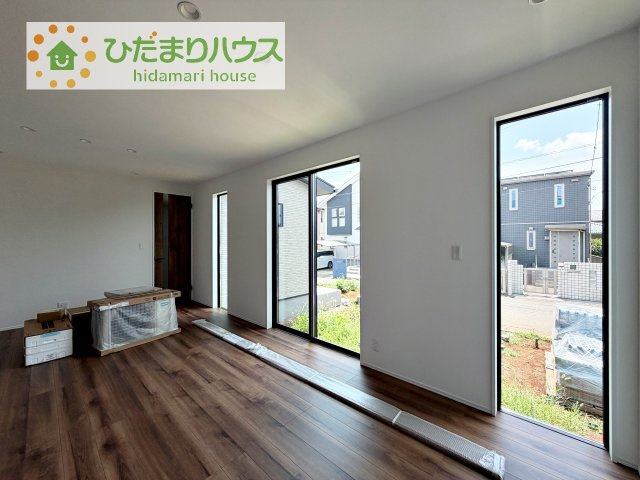 【居間・リビング】 | 牛久市中央1丁目　新築戸建　3号棟 | リビングの大きな窓からは、暖かな日の光が降り注ぎます・・・
