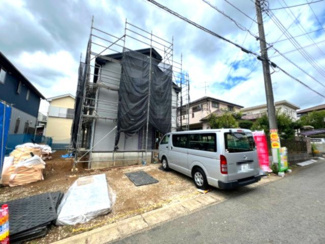 【前面道路含む現地写真】 | 龍ケ崎市松葉5期　新築戸建て　1号棟 | 見通しの良い前面道路で、毎日の車の出入りもスムーズ。