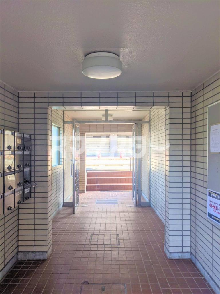 青梅市東青梅４丁目の賃貸マンションのエントランス