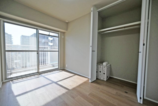ストーク天神ハイムの洋室|洋室①約5.58帖
どんなインテリアにも馴染みやすいシンプルな居室。家具の配置もしやすいです。