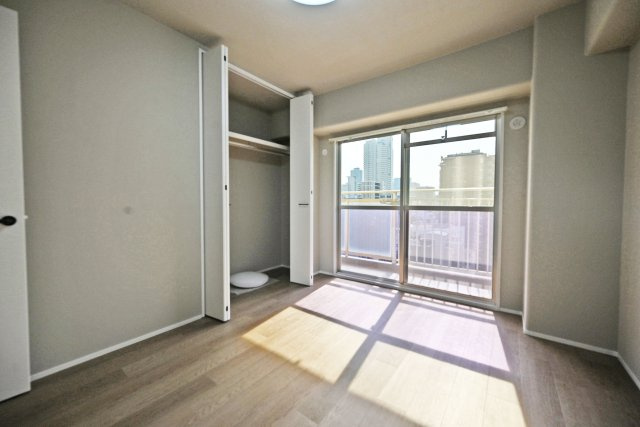 ストーク天神ハイムの寝室|洋室②約5.58帖
ベッドや収納家具等も、ゆったりとレイアウトできます。