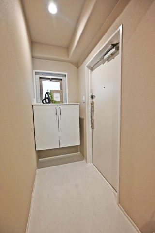 ストーク天神ハイムの玄関|玄関にはシューズボックスを備えており、玄関まわりをすっきりと保てます。