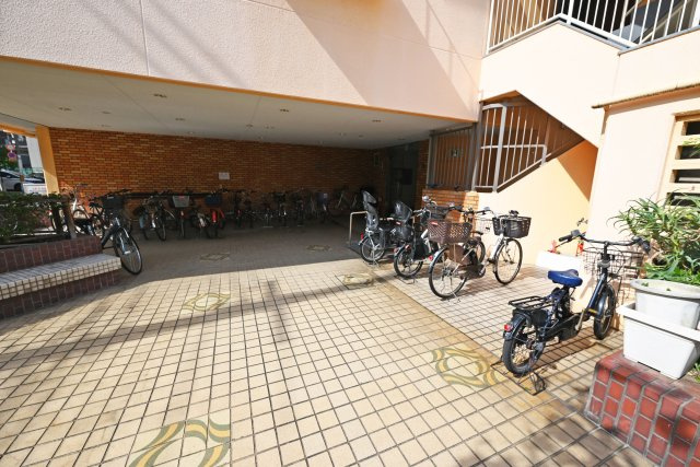ストーク天神ハイムの外観|敷地内に駐輪場を備えています。通勤・通学やお買い物など、自転車を利用する機会が多い方にも便利な共用設備です。