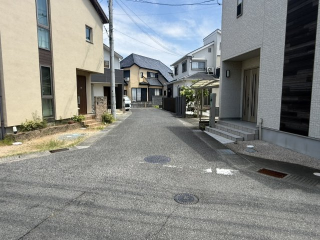 泉佐野市日根野　中古戸建の前面道路含む現地写真