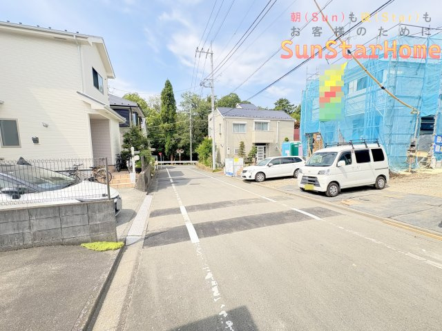 【サンスターホーム】羽村市羽加美1丁目　長期優良新築2号棟の前面道路含む現地写真