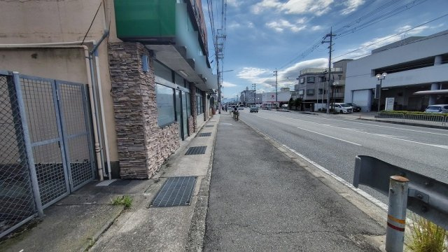 箕面市半町４丁目の売地の前面道路含む現地写真