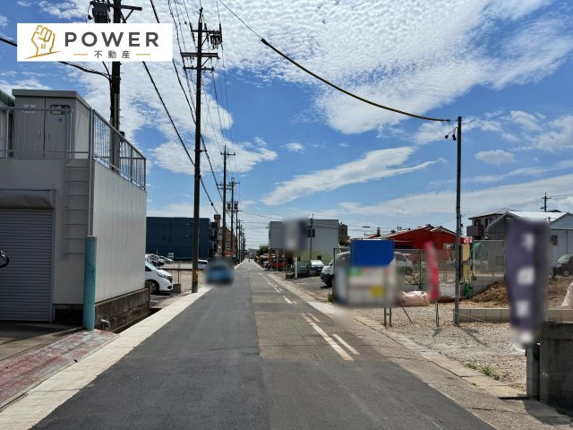 天白区島田１丁目　全２棟の前面道路含む現地写真|十分なゆとりがあり、邸宅としての佇まいをより一層引き立てております。上品な住環境をお約束いたします。