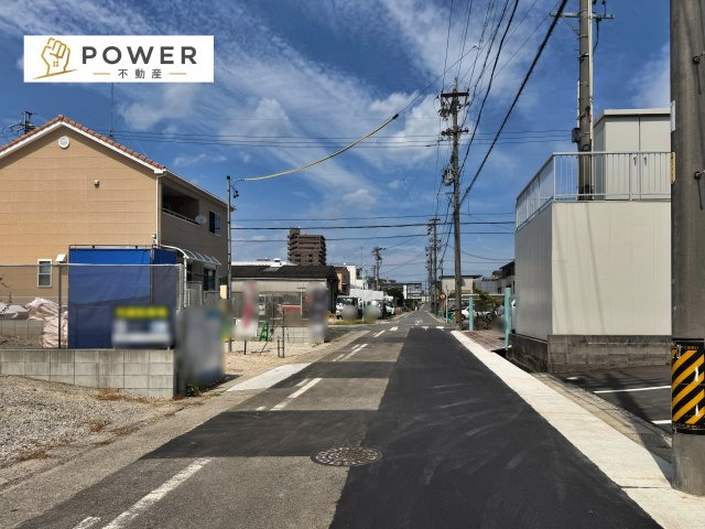 天白区島田１丁目　全２棟の前面道路含む現地写真|十分なゆとりがあり、邸宅としての佇まいをより一層引き立てております。上品な住環境をお約束いたします。