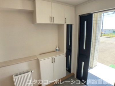 【玄関】 | 【商談中】釧路町昆布森1丁目25-1売家 | カウンターが設置されているので小物を置いたりと便利な玄関◎