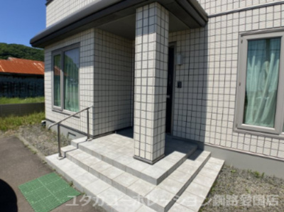【エントランス】 | 【商談中】釧路町昆布森1丁目25-1売家 | 手すりがあるので雪が降ってもつかまれます…！