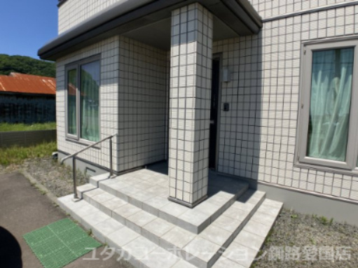 【エントランス】 | 【商談中】釧路町昆布森1丁目25-1売家 | 手すりがあるので雪が降ってもつかまれます…！