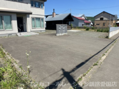 【駐車場】 | 【商談中】釧路町昆布森1丁目25-1売家 | アスファルト舗装済みで2～3台は駐車できそうですね◎