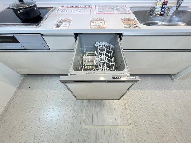 【キッチン】 | 福岡市早良区小田部1丁目1期　1号棟（全1棟）【仲介手数料無料・0円】 | 施工例。施工例は完成時と異なる場合があります。