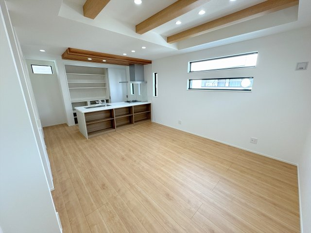 【居間・リビング】 | ふじみ野市丸山4丁目　新築一戸建住宅　全1棟　(ふじみ野店) | 二階リビングで陽当り良好です。キッチン下にも収納を完備。