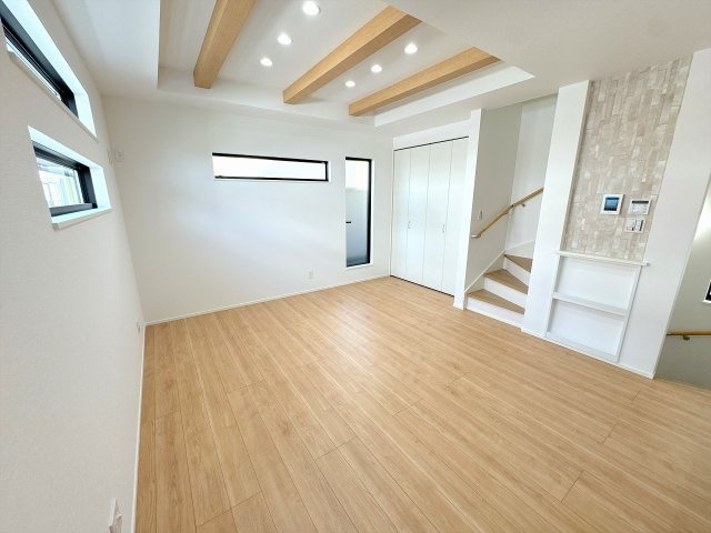 【居間・リビング】 | ふじみ野市丸山4丁目　新築一戸建住宅　全1棟　(ふじみ野店) | リビング階段で家族との会話が自然と増える間取となっております。