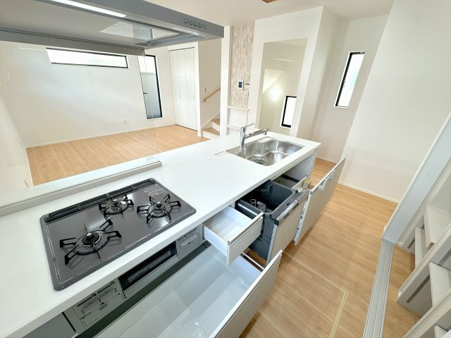 【キッチン】 | ふじみ野市丸山4丁目　新築一戸建住宅　全1棟　(ふじみ野店) | 広々としたキッチンで快適に料理することが出来ます。食洗機付きで洗い物もラクラク。