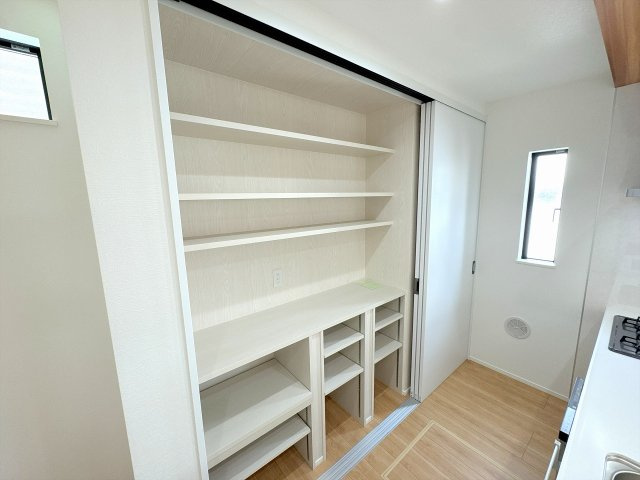 【収納】 | ふじみ野市丸山4丁目　新築一戸建住宅　全1棟　(ふじみ野店) | キッチン裏には造作食器棚を完備。たっぷり収納することが出来ます。
