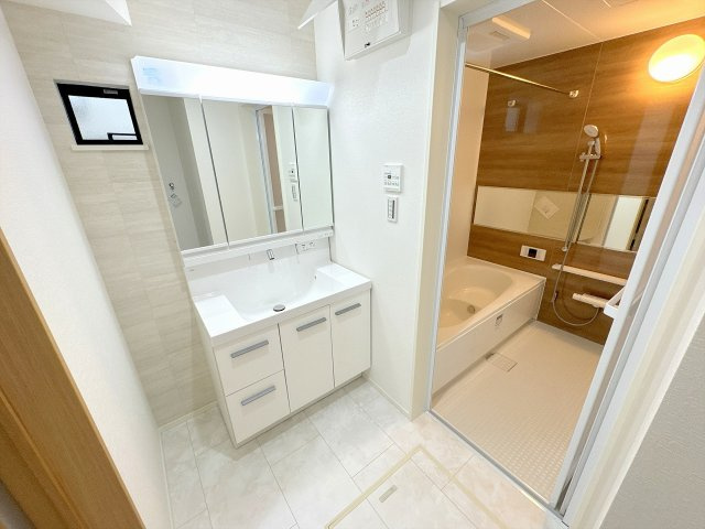 【独立洗面台】 | ふじみ野市丸山4丁目　新築一戸建住宅　全1棟　(ふじみ野店) | 三面鏡で朝の身支度もばっちり。白色を基調としたモダンな空間となっております。