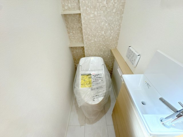 【トイレ】 | ふじみ野市丸山4丁目　新築一戸建住宅　全1棟　(ふじみ野店) | 温水洗浄機付き便座になります。