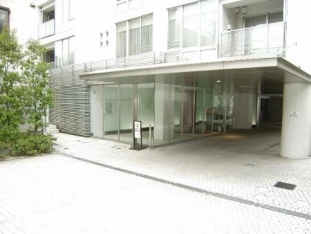 ピアース中目黒のエントランス|ピアース中目黒：便利な宅配ボックス付きも付いております！