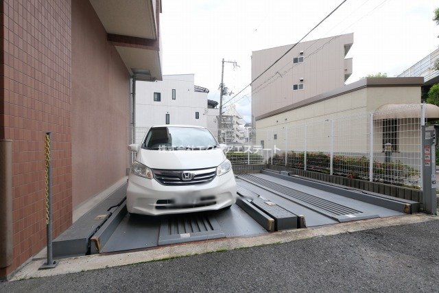 エストレージャ 文の里の駐車場