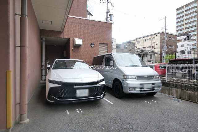 エストレージャ 文の里の駐車場