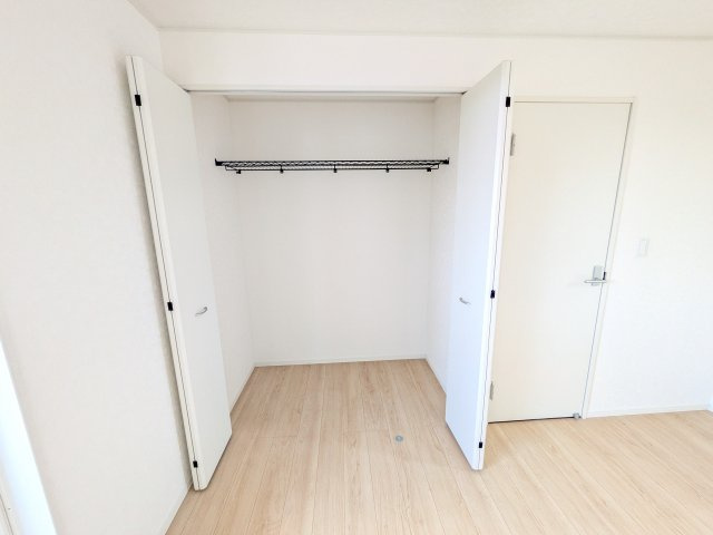 北茨城市中郷町日棚　第1　新築戸建ての収納|大容量のクローゼットを完備。衣類から季節家電までスッキリ片付き、空間を有効活用できます。