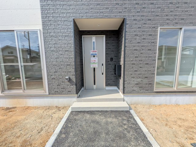 北茨城市中郷町日棚　第1　新築戸建ての玄関|玄関ドアはカードキーで開閉も楽々♪
スマホでの開錠と施錠も可能です！
玄関上部には人感センサー付きのダウンライトがあるので、夜間の帰宅時に自動で点灯してくれます♪
防犯対策面にも一役買ってくれます！