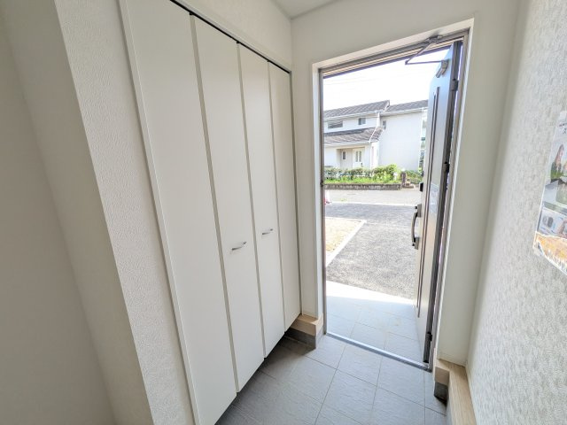北茨城市中郷町日棚　第1　新築戸建ての玄関|家族全員の靴がスッキリ片付く大容量シューズボックス完備。お客様を気持ちよく迎えられる、明るく清潔感あふれる玄関です。
