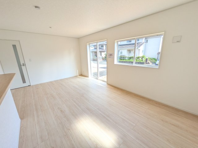 北茨城市中郷町日棚　第1　新築戸建ての居間・リビング|家族の会話が自然と弾む、広々としたゆとりのLDK。南西向きの窓からたっぷりの光が射し込む明るく快適な空間です。