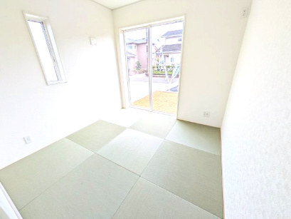 北茨城市中郷町日棚　第1　新築戸建ての和室|陽当たりの良い明るい和室。
お子様の成長に合わせて、学習部屋や趣味の部屋など、多目的にフレキシブルに活用できます。